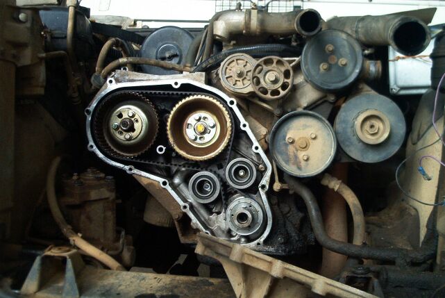 Mitte links: Spannrolle, rechts Umlenkrolle